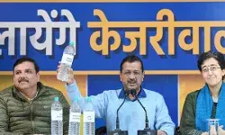 नोटिस के जवाब में पानी लेकर पहुंचे केजरीवाल का चुनाव आयोग को चलेंगे नोटिस के जवाब में पानी लेकर पहुंचे केजरीवाल का चुनाव आयोग को चलेंगे