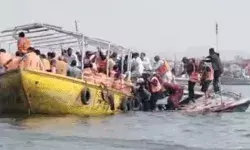 टला बड़ा हादसा- बीच गंगा में हुई दो नावों की टक्कर- एक नाव पलटी टला बड़ा हादसा- बीच गंगा में हुई दो नावों की टक्कर- एक नाव पलटी