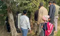 बाइक सवार को बचाने के प्रयास में पलटी स्कॉर्पियो- मौके पर मची चीख पुकार बाइक सवार को बचाने के प्रयास में पलटी स्कॉर्पियो- मौके पर मची चीख पुकार