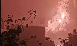 सिलेंडर लदे ट्रक में लगी आग-30 मिनट तक फटे सिलेंडर- गिरा गोदाम सिलेंडर लदे ट्रक में लगी आग-30 मिनट तक फटे सिलेंडर- गिरा गोदाम