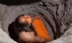 भगदड़ में मौतों से दुखी मोनी बाबा भू समाधि साधना में बैठे- महाकुंभ.. भगदड़ में मौतों से दुखी मोनी बाबा भू समाधि साधना में बैठे- महाकुंभ..