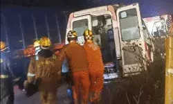 डिवाइडर पर चढ़े ट्रक के केबिन में घुसे लोहे के एंगल- ड्राइवर को..... डिवाइडर पर चढ़े ट्रक के केबिन में घुसे लोहे के एंगल- ड्राइवर को.....