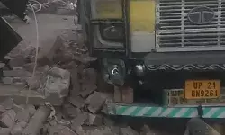 बेकाबू ट्रक घर में घुसा-मकान में सो रहे बुजुर्गों को कुचला- मौके पर मौत