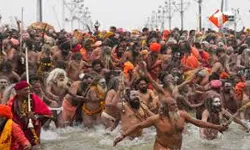 त्रिवेणी तट पर जनसैलाब, नागा साधु बने आकर्षण का केंद्र त्रिवेणी तट पर जनसैलाब, नागा साधु बने आकर्षण का केंद्र