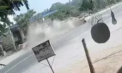 रोड क्रॉस कर रही कार लोडर की टक्कर लगते ही दूसरी दिशा में दौडी रोड क्रॉस कर रही कार लोडर की टक्कर लगते ही दूसरी दिशा में दौडी