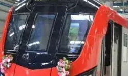 पतंग के मांझे ने लगा दिए मेट्रो की रफ्तार पर ब्रेक- 40 मिनट तक ठप.. पतंग के मांझे ने लगा दिए मेट्रो की रफ्तार पर ब्रेक- 40 मिनट तक ठप..