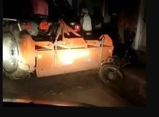 भौकाल के लिए मामूली विवाद में ट्रैक्टर से बाइक को कुचला- ट्रैक्टर... भौकाल के लिए मामूली विवाद में ट्रैक्टर से बाइक को कुचला- ट्रैक्टर...