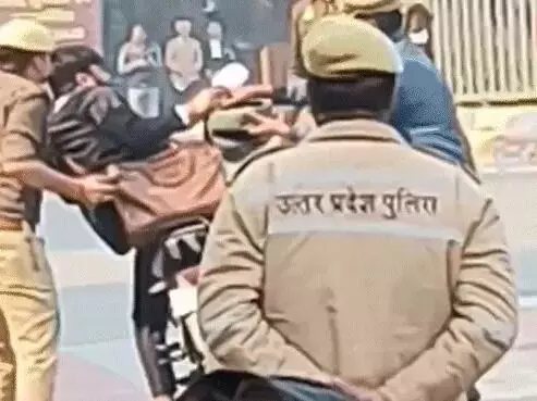 रास्ता बंद करने पर हुई बहस- पुलिस ने वकील को पीटा- दरोगा सस्पेंड रास्ता बंद करने पर हुई बहस- पुलिस ने वकील को पीटा- दरोगा सस्पेंड