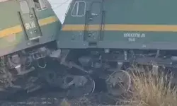 मालगाड़ियों की भिड़ंत में इंजन और गार्ड का डिब्बा ट्रैक से नीचे गिरे मालगाड़ियों की भिड़ंत में इंजन और गार्ड का डिब्बा ट्रैक से नीचे गिरे