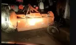 भौकाल के लिए मामूली विवाद में ट्रैक्टर से बाइक को कुचला- ट्रैक्टर... भौकाल के लिए मामूली विवाद में ट्रैक्टर से बाइक को कुचला- ट्रैक्टर...