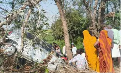 गड्ढे में फंसी विधायक के भतीजे की गाड़ी 20 फुट उछलकर पेड़ पर अटकी गड्ढे में फंसी विधायक के भतीजे की गाड़ी 20 फुट उछलकर पेड़ पर अटकी