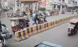 ट्रिपल राईडिंग से रोकने पर ट्रैफिक कर्मी को 500 मीटर तक घसीटा ट्रिपल राईडिंग से रोकने पर ट्रैफिक कर्मी को 500 मीटर तक घसीटा