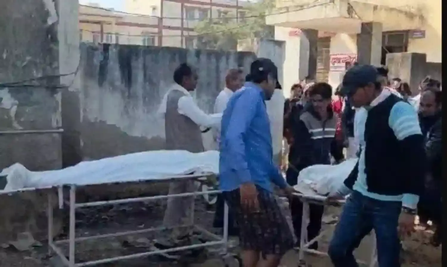 हाईवे पर हादसा-बेकाबू ट्रेलर ने शादी समारोह से लौट रहे भाई बहन को कुचला