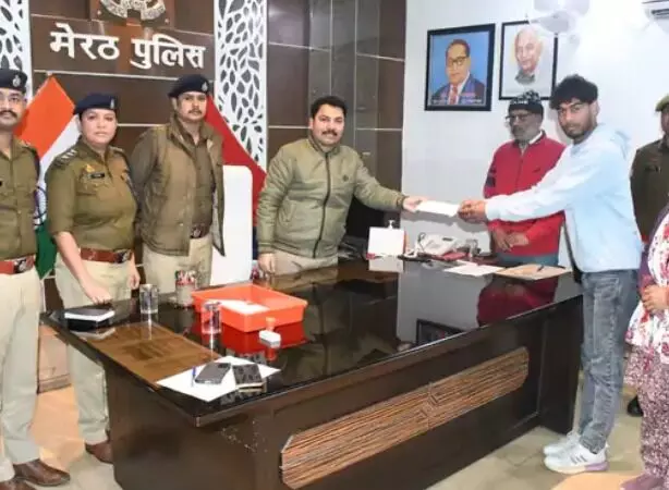 सिपाही का खोया पिस्टल ढूंढ कर देने वाला डिलीवरी सम्मानित सिपाही का खोया पिस्टल ढूंढ कर देने वाला डिलीवरी सम्मानित
