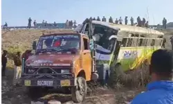 एनएच हाईवे पर हादसा- पुलिया से नीचे गिरी स्कूल बस- 12वीं की छात्रा... एनएच हाईवे पर हादसा- पुलिया से नीचे गिरी स्कूल बस- 12वीं की छात्रा...