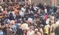 वोटिंग के बीच सीलमपुर में बुर्के को लेकर बवाल- बीजेपी के विरोध पर... वोटिंग के बीच सीलमपुर में बुर्के को लेकर बवाल- बीजेपी के विरोध पर...