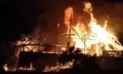 मंदिर में आतिशबाजी के दौरान लगी आग- झुलसे दो लोग हॉस्पिटल... मंदिर में आतिशबाजी के दौरान लगी आग- झुलसे दो लोग हॉस्पिटल...