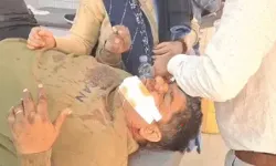 महाकुंभ जा रही यात्रियों से भरी बस की ट्रक से भिड़ंत- मौके पर चीख पुकार महाकुंभ जा रही यात्रियों से भरी बस की ट्रक से भिड़ंत- मौके पर चीख पुकार