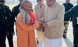 पैतृक गांव जाने को उत्तराखंड पहुंचे सीएम योगी का जोरदार स्वागत पैतृक गांव जाने को उत्तराखंड पहुंचे सीएम योगी का जोरदार स्वागत