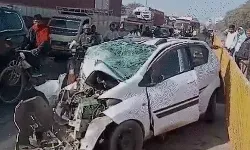 सड़क किनारे खड़े ट्रक में घुसी कार- BJP नेता व ससुर की मौके पर मौत सड़क किनारे खड़े ट्रक में घुसी कार- BJP नेता व ससुर की मौके पर मौत