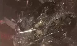 बाइक को टक्कर मारने के बाद टैंकर में घुसी ट्रैवलर-कई श्रद्धालुओं की मौत बाइक को टक्कर मारने के बाद टैंकर में घुसी ट्रैवलर-कई श्रद्धालुओं की मौत