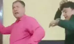 REEL के लिए टीचरों का धमाल- दारू का गिलास सिर पर रख नाचे मास्साब REEL के लिए टीचरों का धमाल- दारू का गिलास सिर पर रख नाचे मास्साब