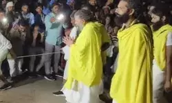 पदयात्रा बंद करने की घोषणा के बाद भी प्रेमानंद महाराज ने दिए दर्शन पदयात्रा बंद करने की घोषणा के बाद भी प्रेमानंद महाराज ने दिए दर्शन