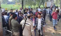 भौकाल के लिए युवकों ने दारू के ठेके पर पिस्टल लहराकर फैलाई दहशत भौकाल के लिए युवकों ने दारू के ठेके पर पिस्टल लहराकर फैलाई दहशत