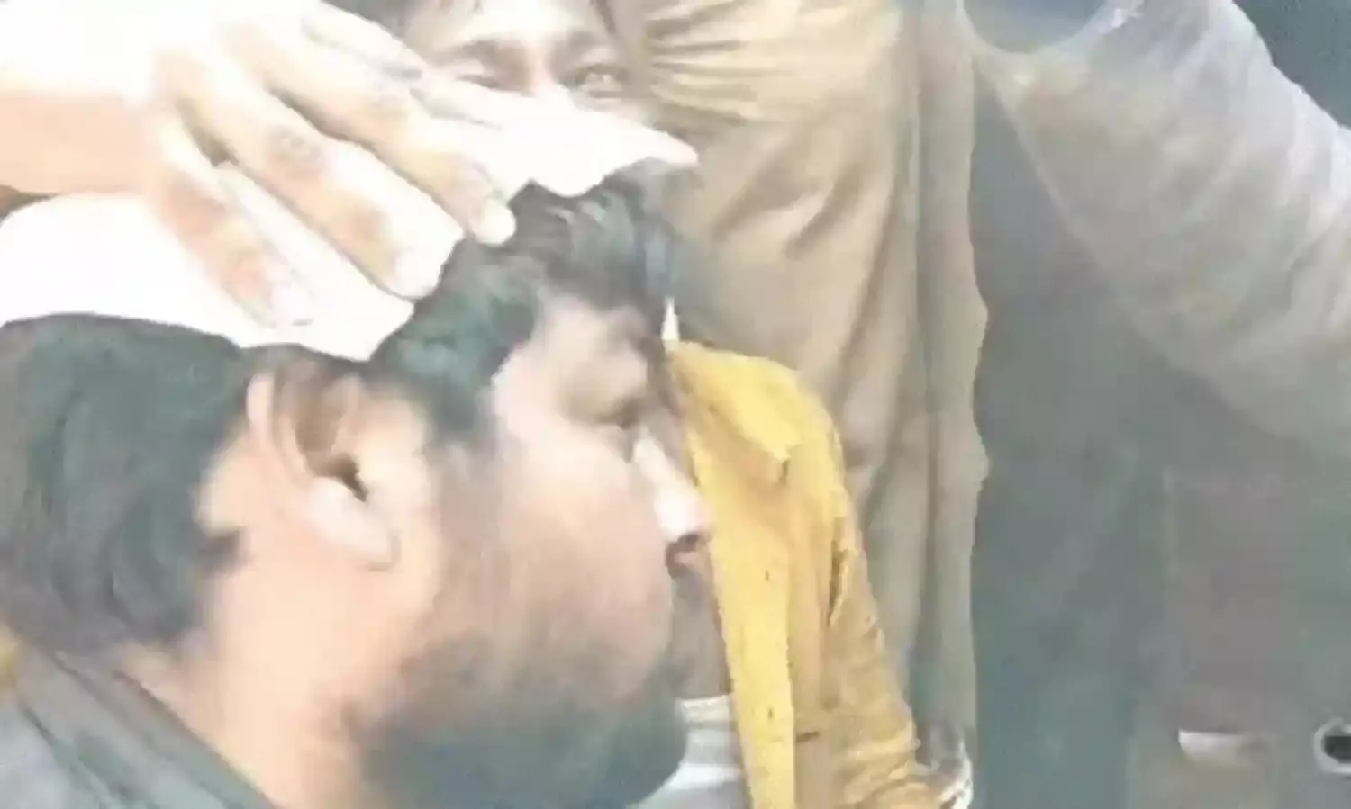 पुलिस की प्रसाद कारोबारियों से झड़प- पिटाई के विरोध में दुकान बंद कर..
