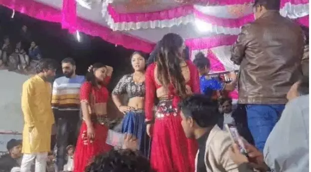 सरकारी स्कूल में हल्दी के फंक्शन में बार बालाओं का डांस- सजी दारू की.. सरकारी स्कूल में हल्दी के फंक्शन में बार बालाओं का डांस- सजी दारू की..