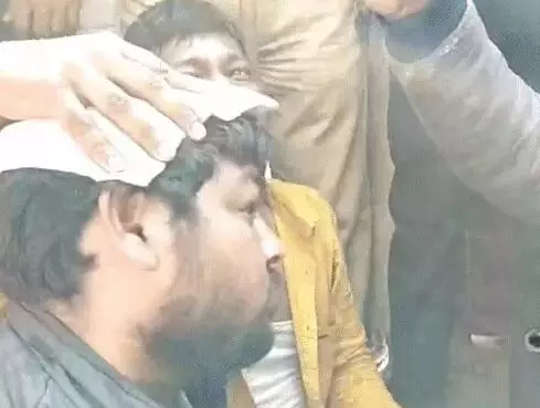 पुलिस की प्रसाद कारोबारियों से झड़प- पिटाई के विरोध में दुकान बंद कर..