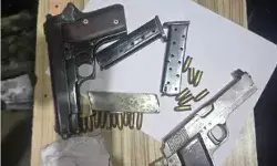 गाड़ी के बोनट के नीचे मिले पिस्टल एवं 17 राउंड गोला बारूद- तीन.. गाड़ी के बोनट के नीचे मिले पिस्टल एवं 17 राउंड गोला बारूद- तीन..