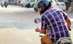 गुटखा थूकने के चक्कर में चली गई बाइक सवार की जान- तड़पकर हुई मौत गुटखा थूकने के चक्कर में चली गई बाइक सवार की जान- तड़पकर हुई मौत