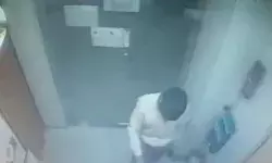 ATM से छेड़छाड़ कर साईन बोर्ड में लगाई आग- CCTV में हुआ कैद ATM से छेड़छाड़ कर साईन बोर्ड में लगाई आग- CCTV में हुआ कैद