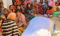 महुआ की शराब ले गई 7 लोगों की जानए पहले तीन फिर 4 ने तोड़ा दम महुआ की शराब ले गई 7 लोगों की जानए पहले तीन फिर 4 ने तोड़ा दम