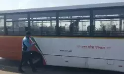 पिछले पहियों के बगैर सड़क पर दौड़ी रोडवेज बस- 300 मीटर दूर दुकान में..