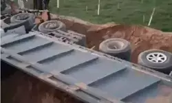 बेकाबू हुआ रेत से भरा डंपर मजदूरों पर पलटा- मौतों से मचा कोहराम बेकाबू हुआ रेत से भरा डंपर मजदूरों पर पलटा- मौतों से मचा कोहराम