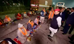 महाकुंभ 2025 से लौट रहे श्रद्धालुओं से अखिलेश ने की मुलाकात महाकुंभ 2025 से लौट रहे श्रद्धालुओं से अखिलेश ने की मुलाकात