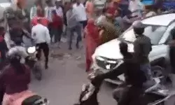 कार एवं बाईक की टक्कर के बाद बवाल- बीच बचाव कराने वाले की भी..