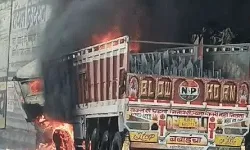 डिवाइडर से टकराने के बाद ट्रेलर में लगी आग- जिंदा जला ड्राइवर डिवाइडर से टकराने के बाद ट्रेलर में लगी आग- जिंदा जला ड्राइवर