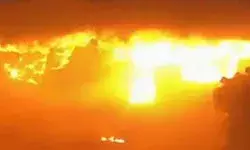 शॉपिंग कॉम्प्लेक्स में लगी भीषण आग से मचा हड़कंप शॉपिंग कॉम्प्लेक्स में लगी भीषण आग से मचा हड़कंप