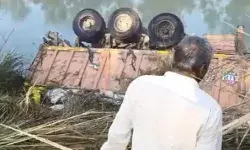 सीमेंट लादकर कांवड़ पटरी से आ रहा ट्रक गंग नहर में गिरा-ग्रामीणों ने..