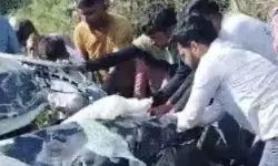 ट्रैक्टर ट्राली से हुई टक्कर में उड़े कार के परखच्चे- गाड़ी काटकर..... ट्रैक्टर ट्राली से हुई टक्कर में उड़े कार के परखच्चे- गाड़ी काटकर.....