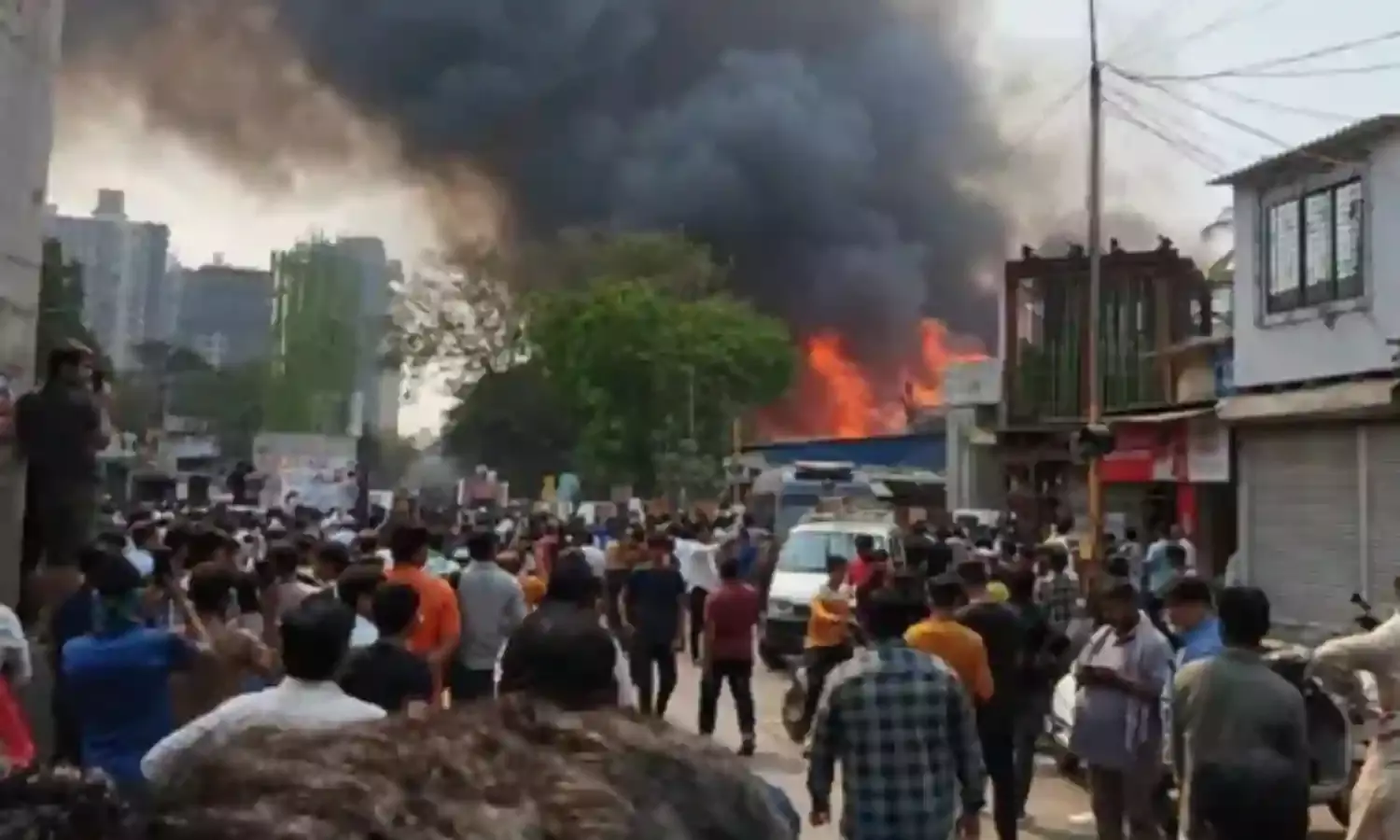 फर्नीचर मार्केट में लगी भयंकर आग- फायर ब्रिगेड की 12 गाड़ियां मौके पर