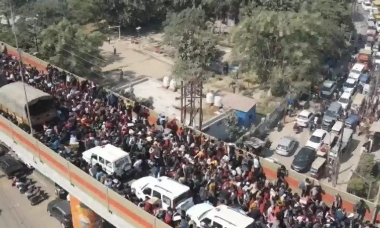महाकुंभ में महाजाम- प्रयागराज के हर एंट्री पॉइंट पर फंसी गाड़ियां- 5 KM का ..
