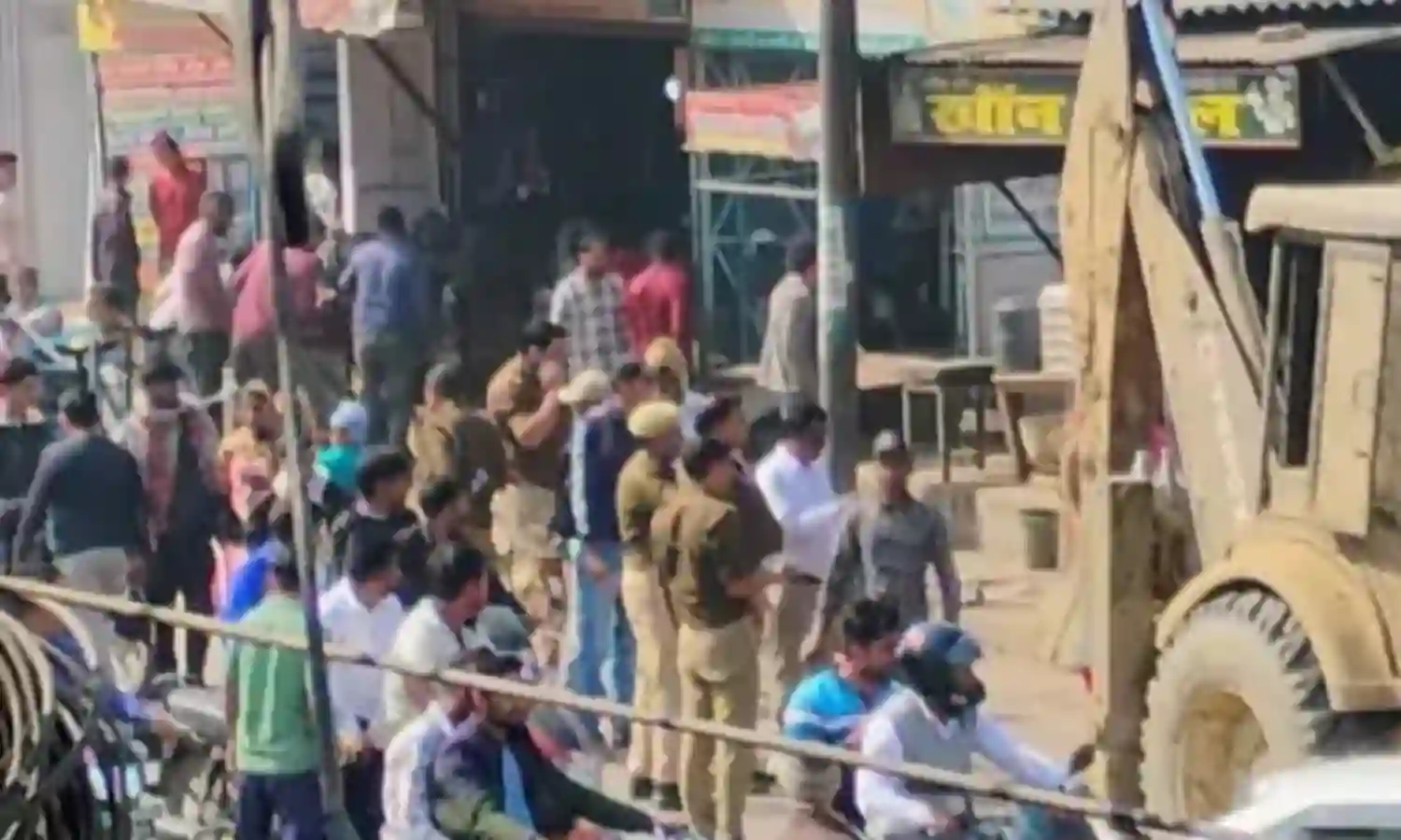 अतिक्रमण पर प्रशासन का बुलडोजर चलते ही सड़कें हो गई चौड़ी-लोगों को..