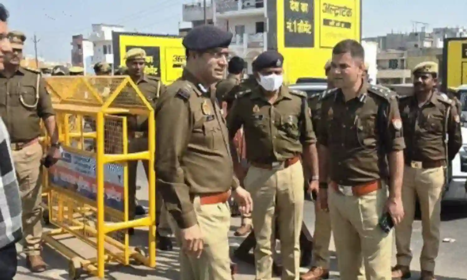 महाकुंभ 2025-भीड़ को कंट्रोल करने को कमिश्नर व DIG खुद सड़क पर उतरे