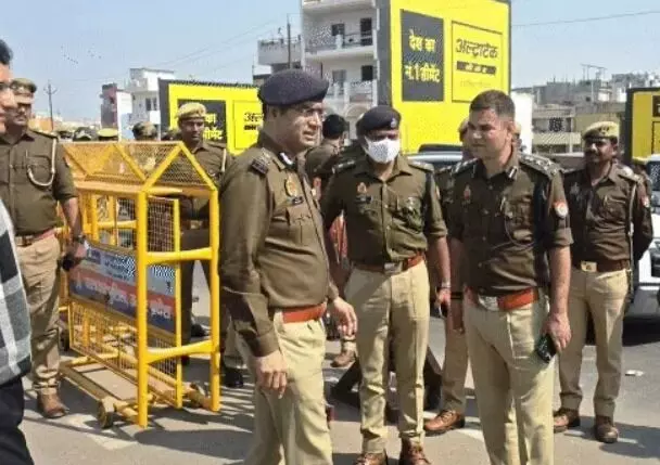 महाकुंभ 2025-भीड़ को कंट्रोल करने को कमिश्नर व DIG खुद सड़क पर उतरे