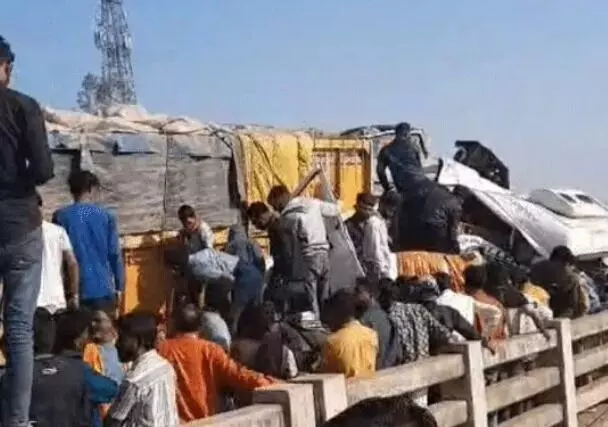 ट्रक की टक्कर से सड़क की रेलिंग में फंसे ट्रैवलर सवार 7 श्रद्धालुओं की मौत ट्रक की टक्कर से सड़क की रेलिंग में फंसे ट्रैवलर सवार 7 श्रद्धालुओं की मौत
