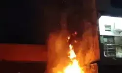 इंदिरा चौक के पास फर्नीचर शोरूम में लगी आग- लपटें देखकर सहमें लोग इंदिरा चौक के पास फर्नीचर शोरूम में लगी आग- लपटें देखकर सहमें लोग